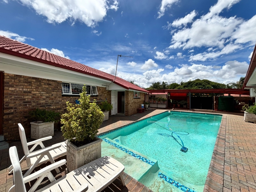 5 Bedroom Property for Sale in Flamwood North West